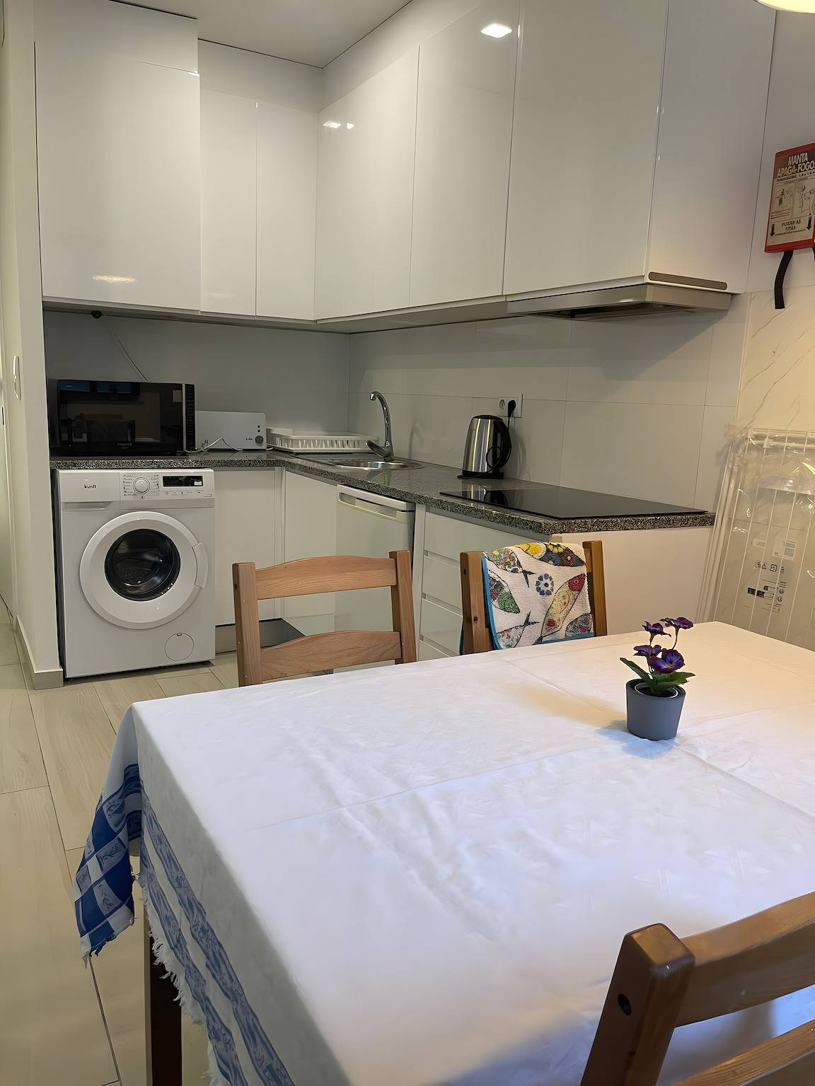 Hel lejlighed, Ferielejlighed for 5 personer med balkon in Santo Ildefonso, Porto