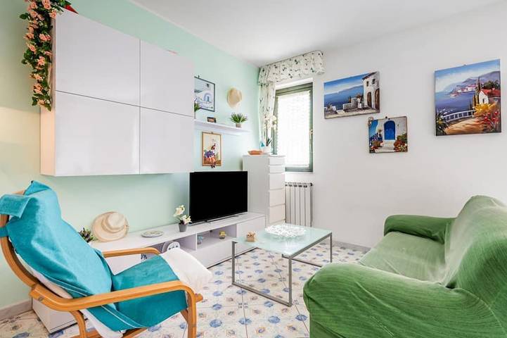 Entire apartment, Guesthost - Cozy 55 sqm apartment in Mascali, ideal for 4 people. Equipped with air conditioning, and 2 balconies, the apartment offers comfort and convenience. Located just 1 minute walk from the beach, with a road next to the building providing direct in Fondachello, Mascali