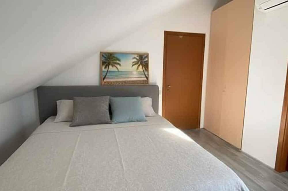 Villa avec climatisation, piscine et terrasse avec vue sur la mer in Poggi, Imperia