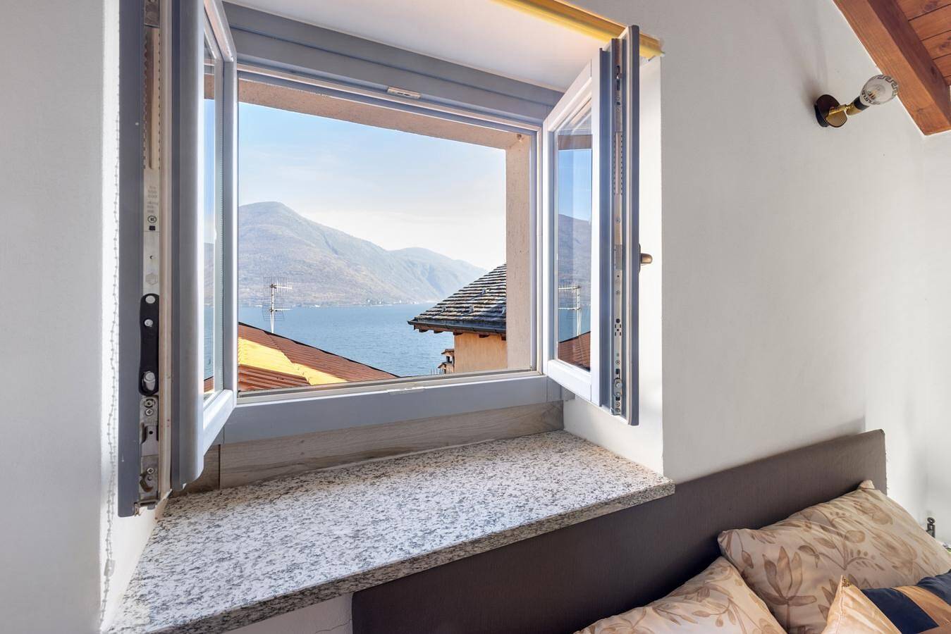 Geheel appartement, Appartement 'Casa Valy' met uitzicht op het meer, Wi-Fi en airconditioning in San Bartolomeo (Cannobio), Gemeente Cannobio