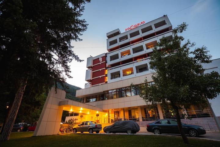 Hôtel pour 3 personnes, avec jacuzzi et terrasse ainsi que sauna et piscine
