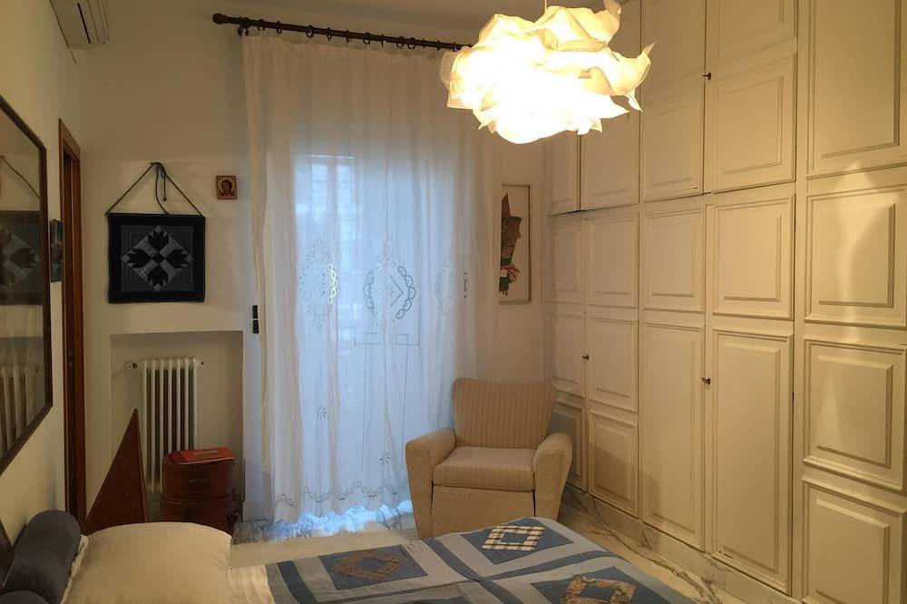 Entire apartment, Your home in the heart of bari near beach old town and station in Bari, Bari Province