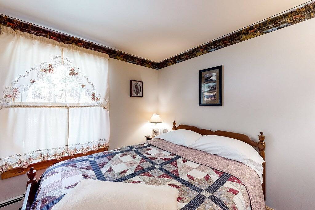 Kabine am See mit Dock, Feuerstelle im Freien, kostenloses Wlan in der Nähe der Stadt - Hunde Ok! in Moosehead Lake