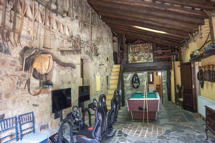 Masía con 10 grandes Habitaciones|34pers|Gran Sala de Juegos BBQ 45min de Bcn in Sils, Provincia de Gerona