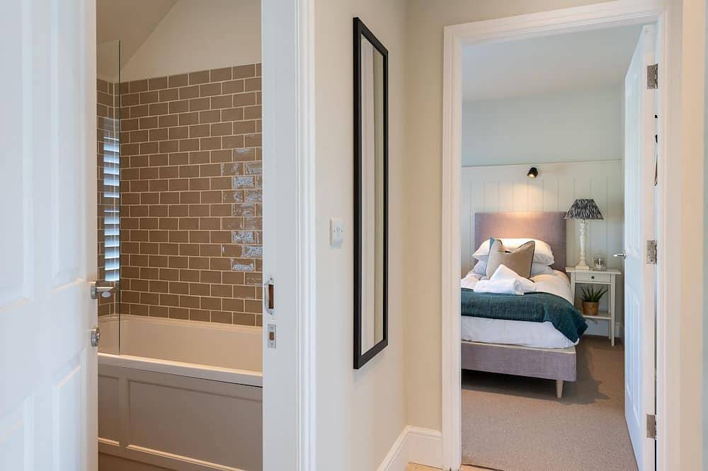 Entire apartment, The Nest at The White Eagle : Stylish 4-Bed Coastal Escape in Rhoscolyn | Managed by Anglesey Holida in Rhoscolyn, Isle of Anglesey