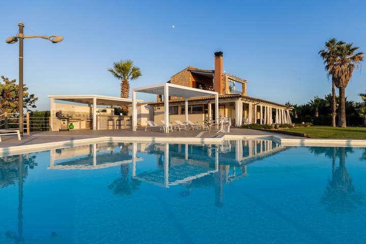 Casa vacanza per 9 persone, con terrazza e giardino, adatto a famiglie con bambini a Paceco