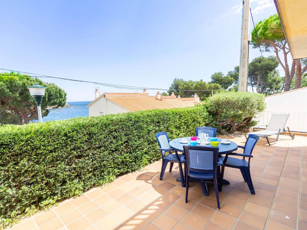 Entire apartment, Bright Ground Floor Apartment with Terrace, Wifi, Garage Near Beach in Llanca, Upper Empordà