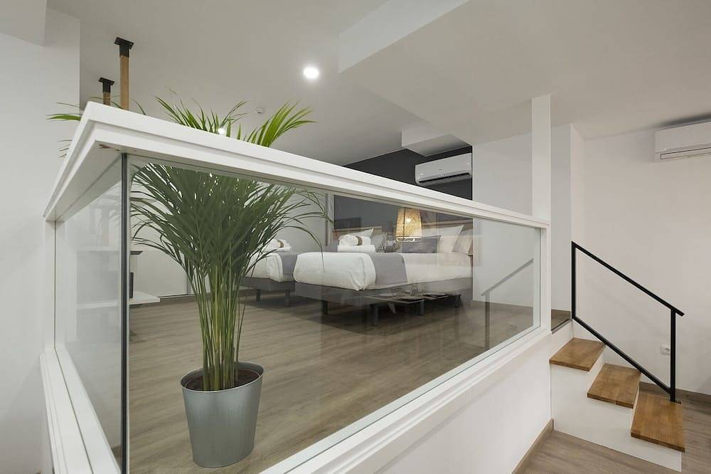 Entire apartment, Luxor Torre del Clavero Apartments - 2 bedrooms with garden in Centro (Salamanca), Salamanca