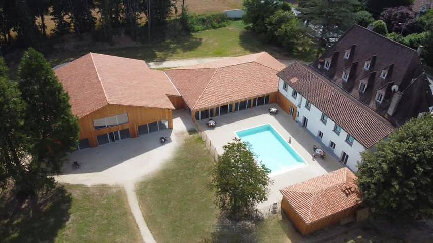 Location de vacances pour 45 personnes, avec jardin et sauna ainsi que vue et piscine à Antonne-et-Trigonant - 2