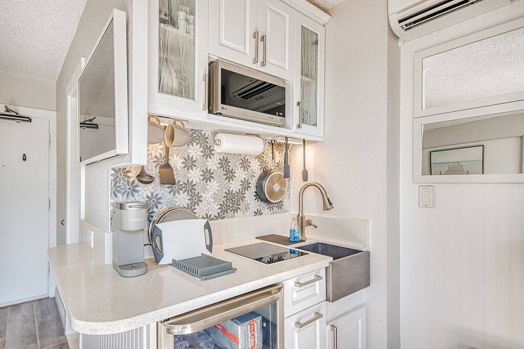 Ganze Wohnung, Ninth-Floor Studio w/ Central A/C, Free Wifi, Partial Ocean Views, & Work Space in Waikiki Beach, Honolulu