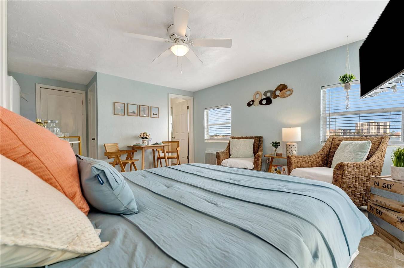 Apartamento entero, The Seashell Suite w  Private Balcony Walk 2 Beach in Clearwater Beach, Clearwater