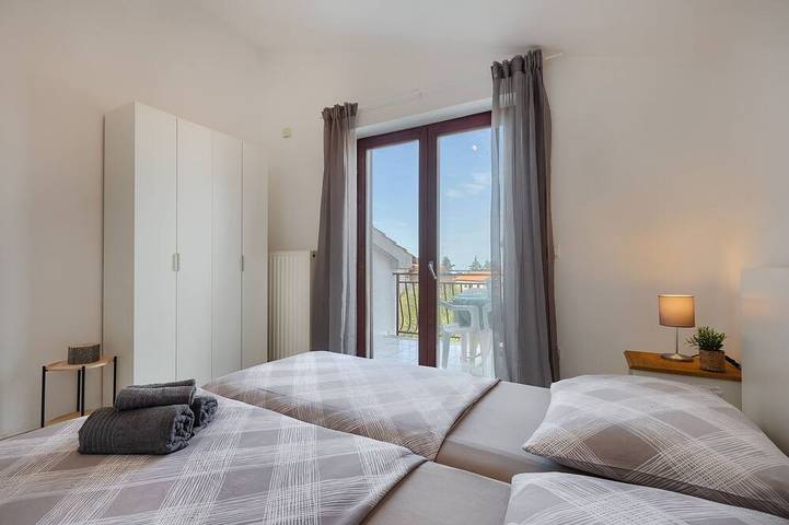 Entire apartment, Beautiful spacious apartment (No. 4) with 2 bedrooms 300m to the beach in Poreč, Grad Poreč