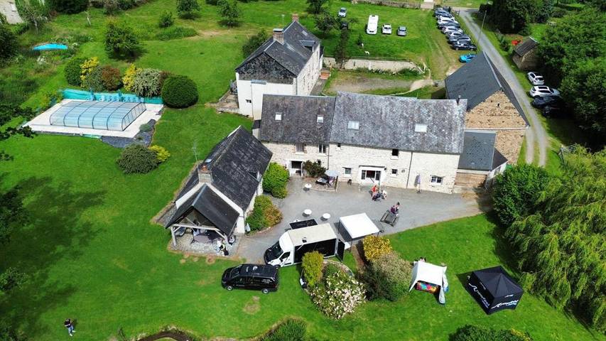 Maison d’hôte pour 15 personnes, avec piscine ainsi que jardin et vue