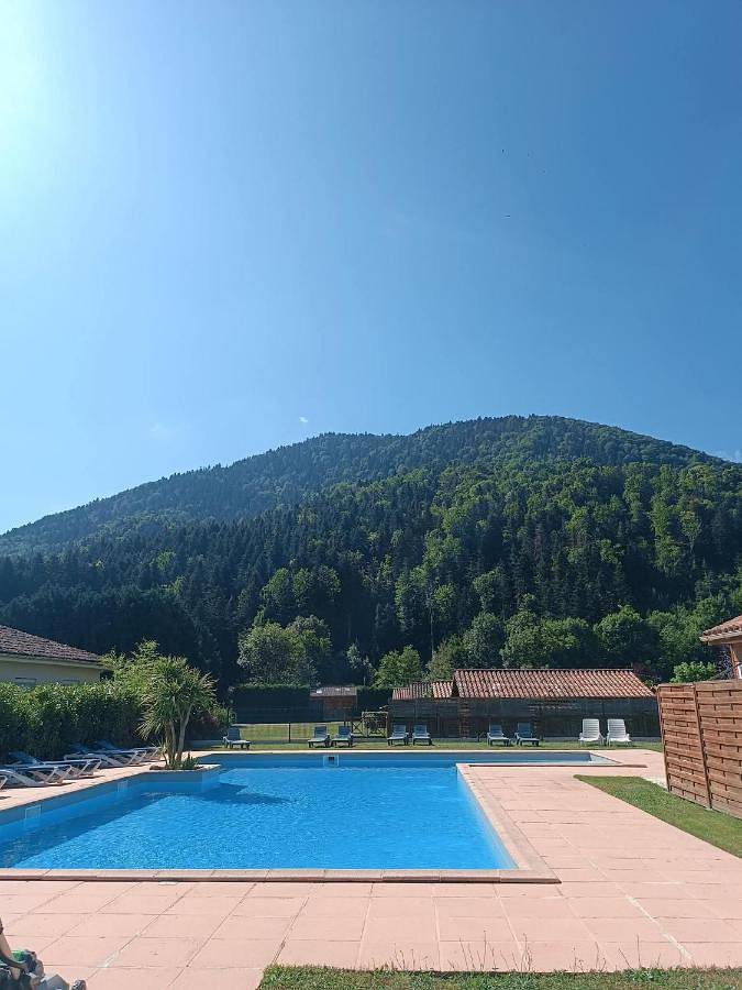 Camping pour 4 personnes, avec Terrasse et Jardin ainsi que Piscine et Vue