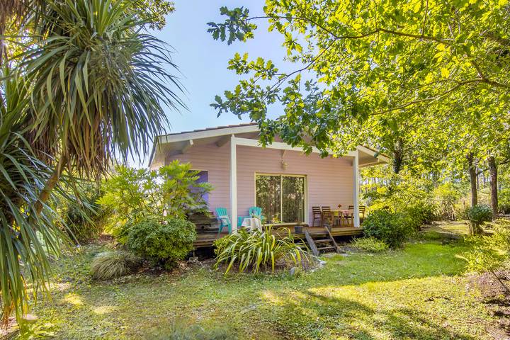 Vacation house for 2 people, with yard in France
