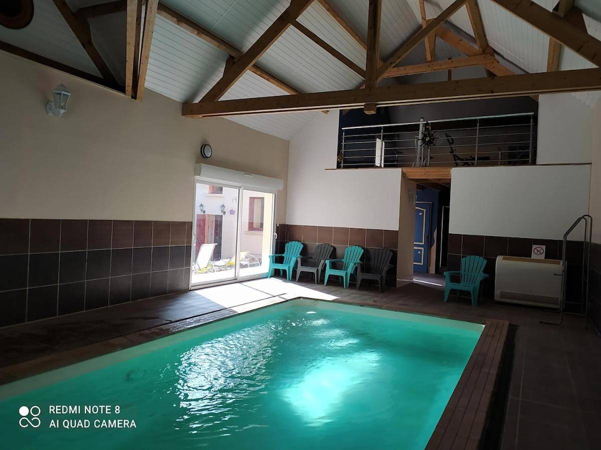 Gite le jouteau, piscine interieure, babyfoot, ping pong in Mont-Saint-Jean, Parc naturel régional Normandie-Maine