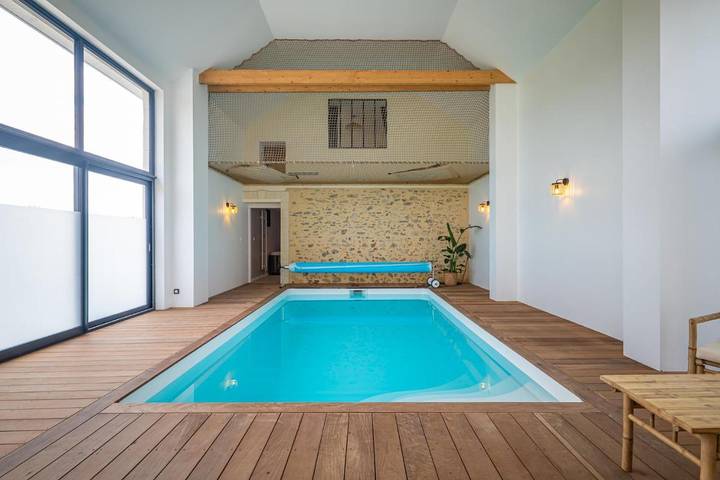 Location de vacances pour 2 personnes, avec Terrasse et Jacuzzi ainsi que Piscine et Sauna à Parigné-l'Évêque