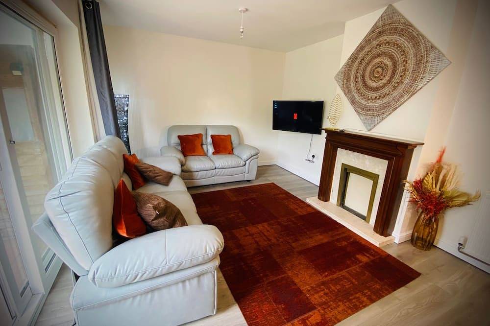 Modern-Petfriendly-privategarden-Family-20Mintoldn in Stevenage, Hertfordshire