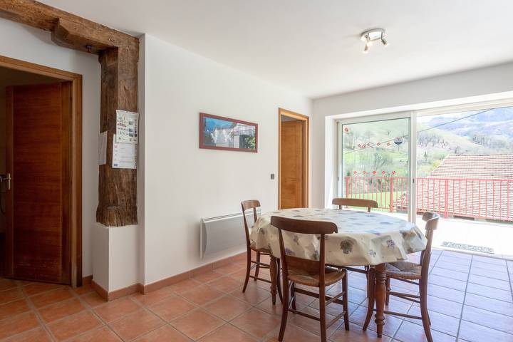 Apartamento entero, Encantador Yaitua con vistas a la montaña, terraza privada y Wi-Fi in Estérençuby, Region de Bayona