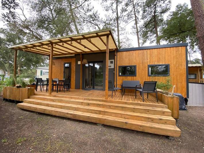 Camping pour 6 personnes, avec terrasse et vue ainsi que jardin et piscine