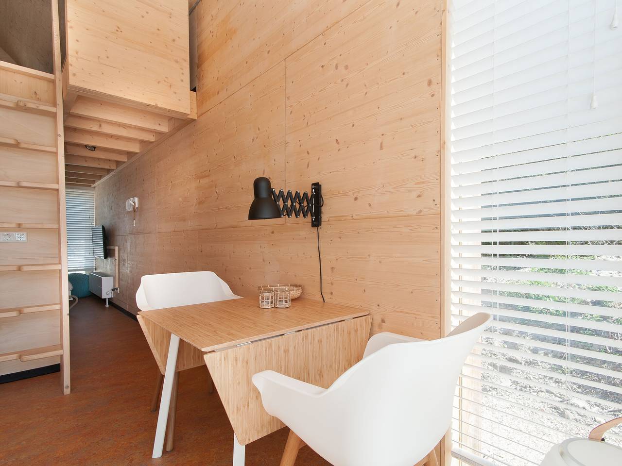 Rückzugsort am See mit Hängematte in Ouddorp, Goeree-Overflakkee