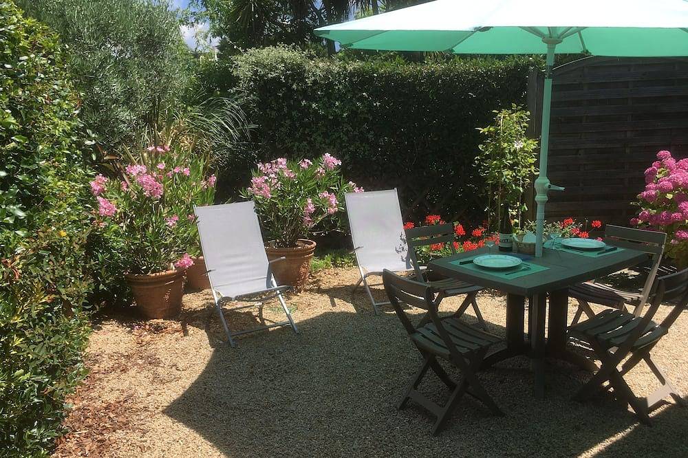 Authentic Breton village and small house by the sea in Plouharnel, Côte des Mégalithes