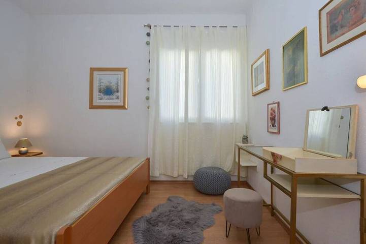 Ganze Wohnung, Wunderschöne ruhige Strandlage 5 km vom Trogir, Schwimmbad, Meerblick in Okrug Gornji, Ciovo