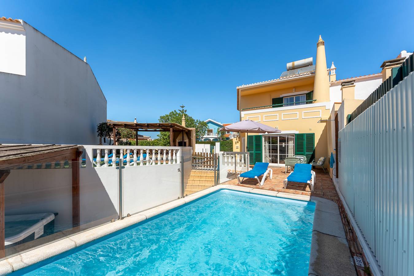 Casa Thalassa| Pool, Jacuzzi & Relaxing Retreat in Portimão, Distrito de Faro