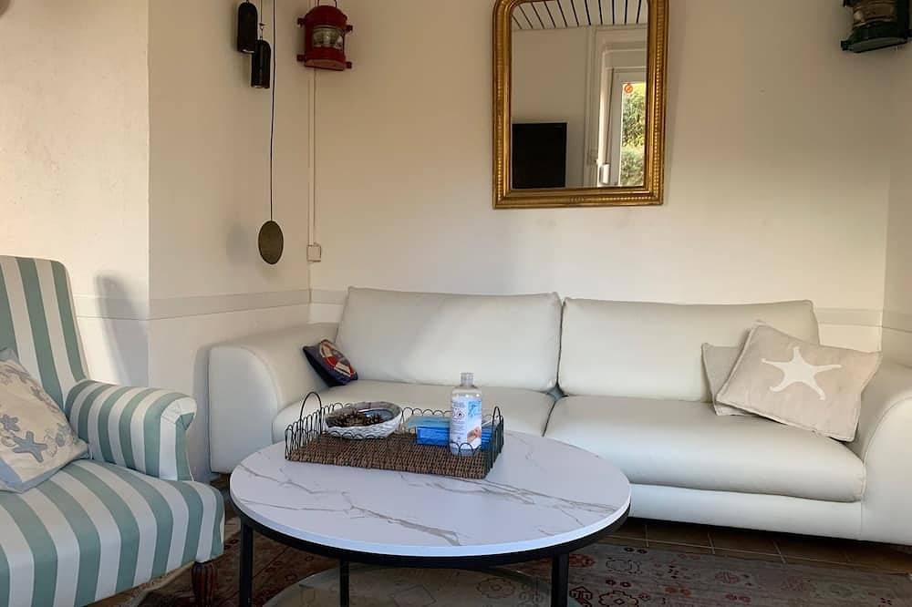 Appartement entier, Apartment on the ground floor of a villa, directly by the sea in Loctudy, Région de Quimper