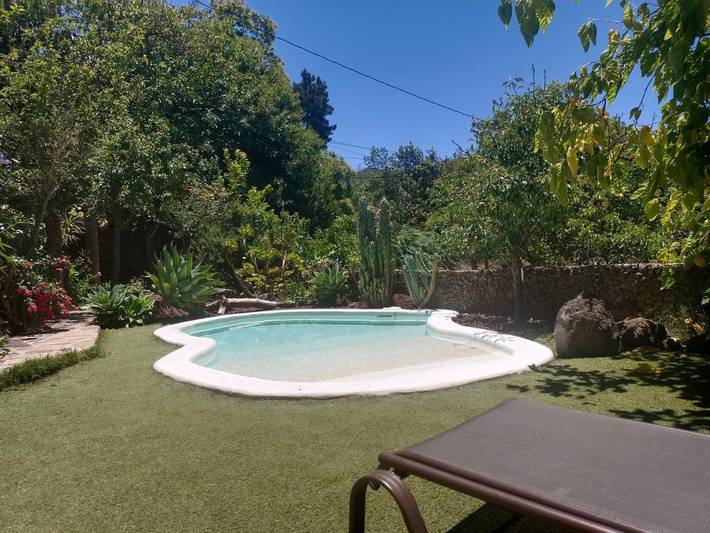 Casa rural para 4 personas, con vistas además de jardín y piscina en Valleseco