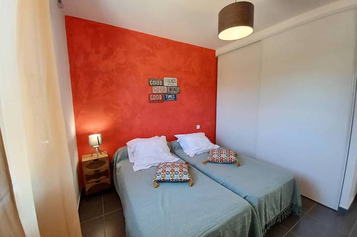Appartamento intero, Appart 4 pers piscine chauffée, wifi, 2 chambres, clim, 7 min mer, 1 min rivière in Galeria, Parco naturale regionale della Corsica