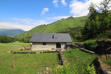 Gîte pour 8 personnes, avec jardin à Accous