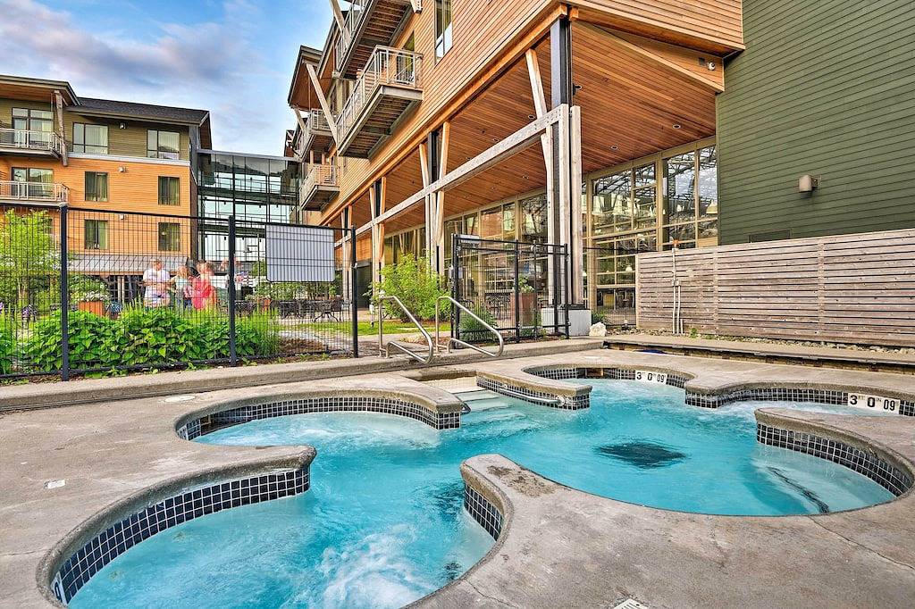 Ganze Wohnung, Ski-In / Ski-Out Resort Eigentumswohnung mit Deck am Jay Peak! in Jay Peak