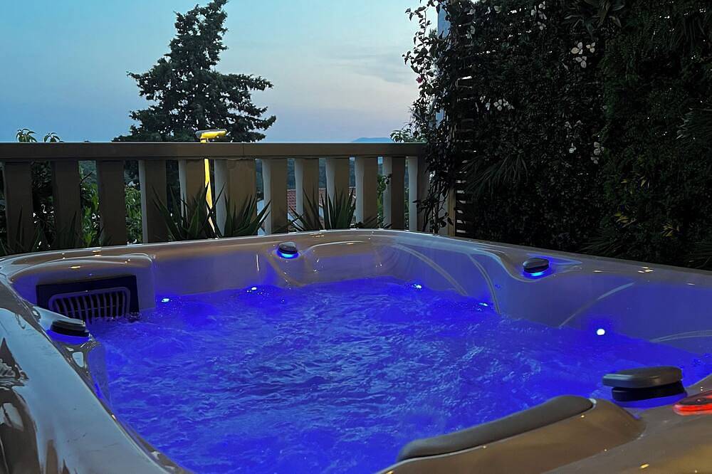 Luxe Bnb with Private Jacuzzi + Breakfast included in Hvar City, Hvar