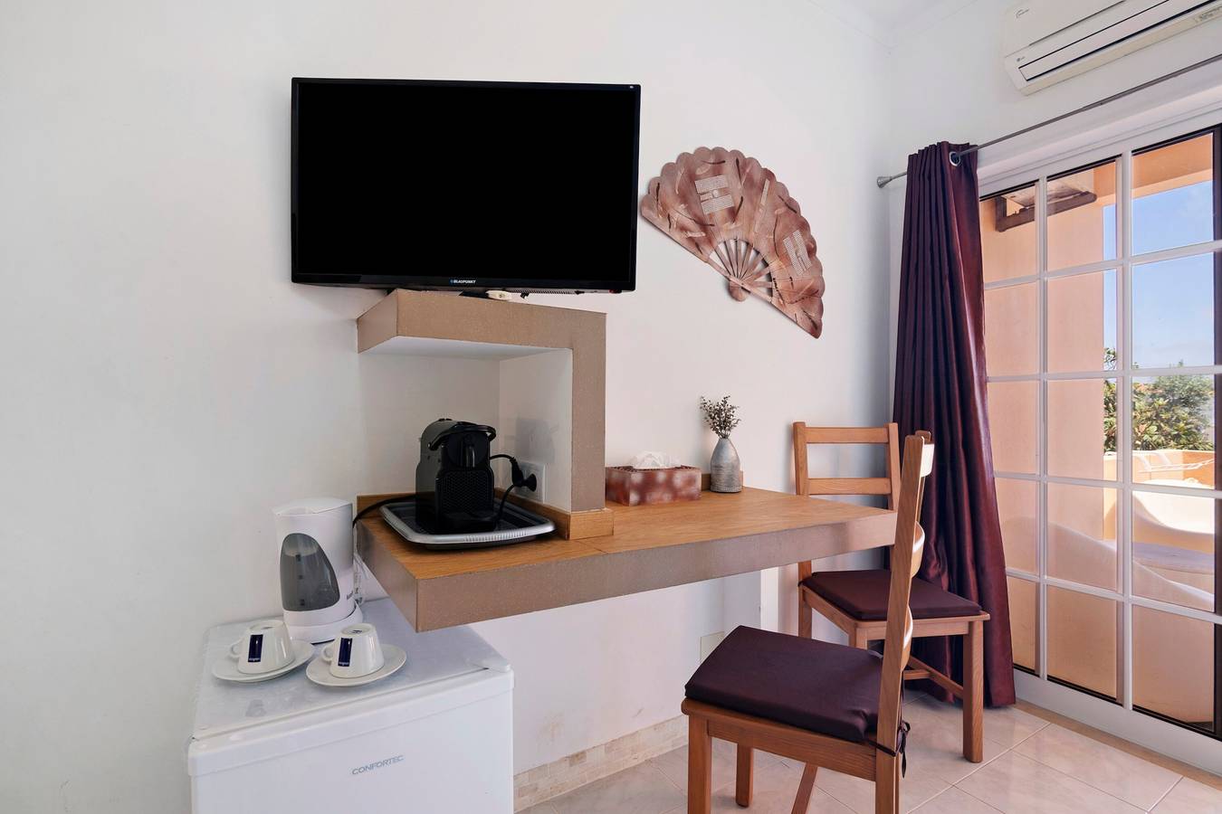 Kamer 'South Side Guesthouse - Quarto W' met gedeeld zwembad, wifi en airco, foto 15