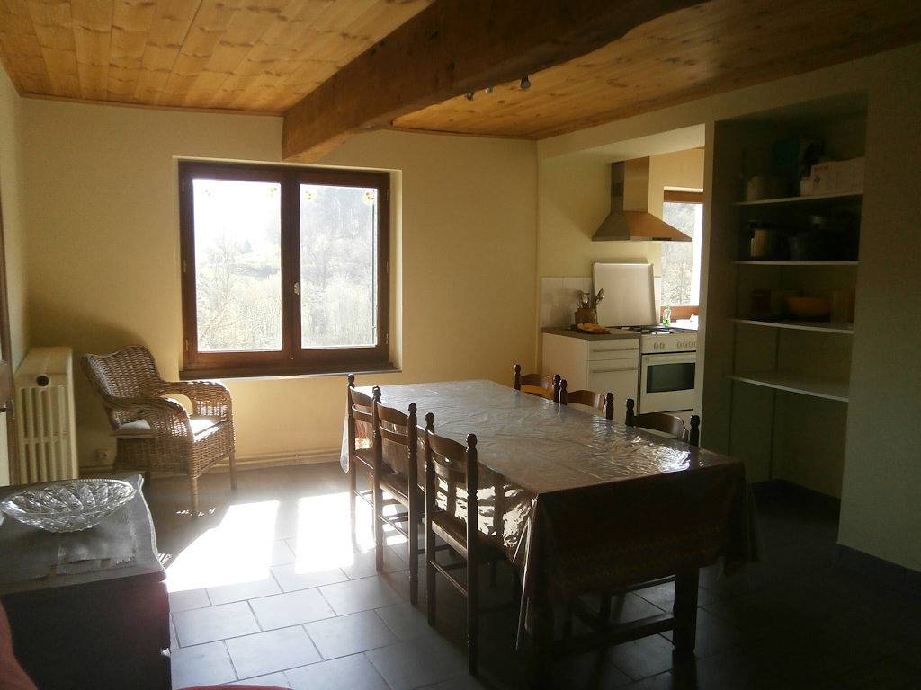 Location d'un gîte confortable avec parking, lit double et congélateur in Aveize, Rhône