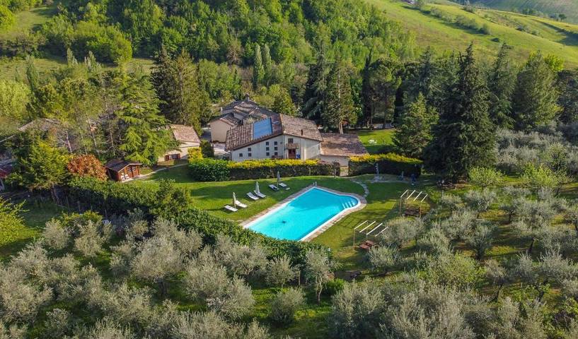Agriturismo per 2 persone, con Terrazza e Giardino nonché Piscina a Matelica