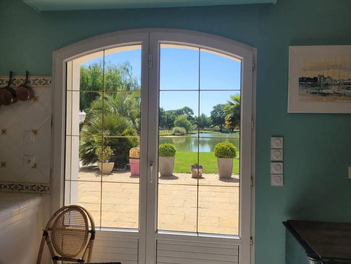 Gîte pour 9 personnes, avec vue sur le lac et terrasse ainsi que jardin et piscine, animaux acceptés à Héric - 4