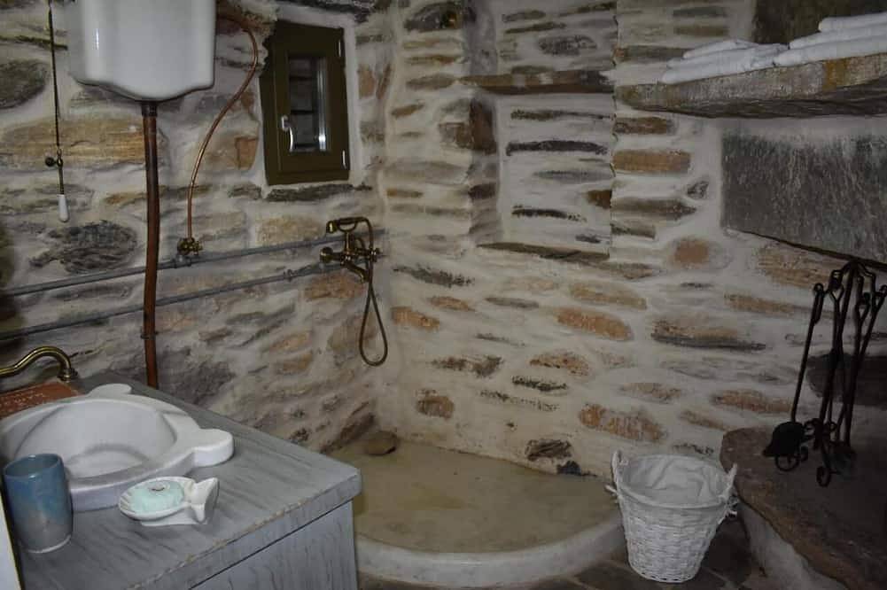 Secret isolated stone house in Kea 2' away from the beach in Kea