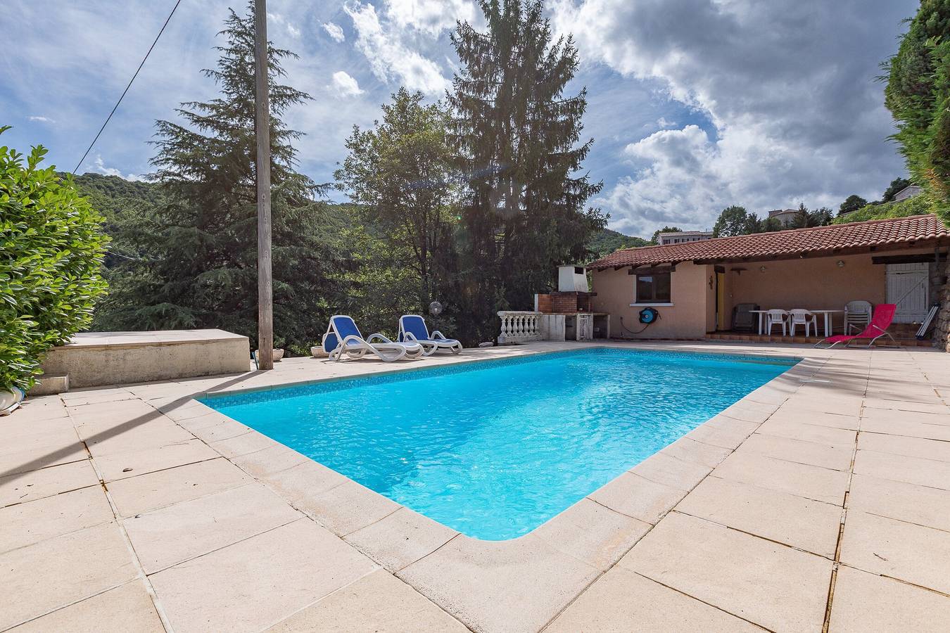 Appartement entier, Appartement 'Chataigniers' avec vue sur les montagnes, piscine privée et Wi-Fi in Juvinas, Parc naturel régional des Monts d'Ardèche