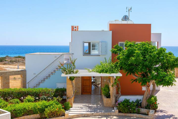 Villa for 6 people, with yard in Protaras