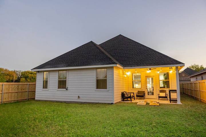 Vacation rental for 10 people, with terrace and hot tub as well as yard in Grand Prairie