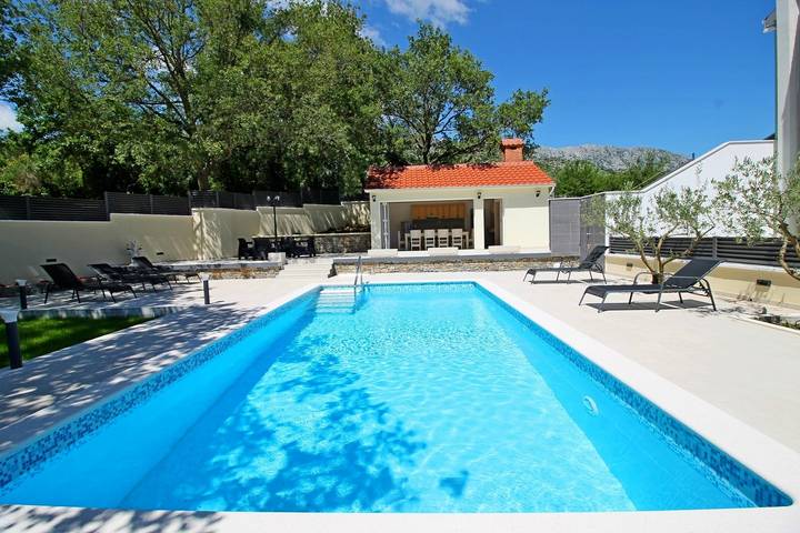 Hel lejlighed, Villa Skura- private heated pool 32m2, summer kitchen, 4 bedrooms, garden in Naklice, Split-Dalmatien