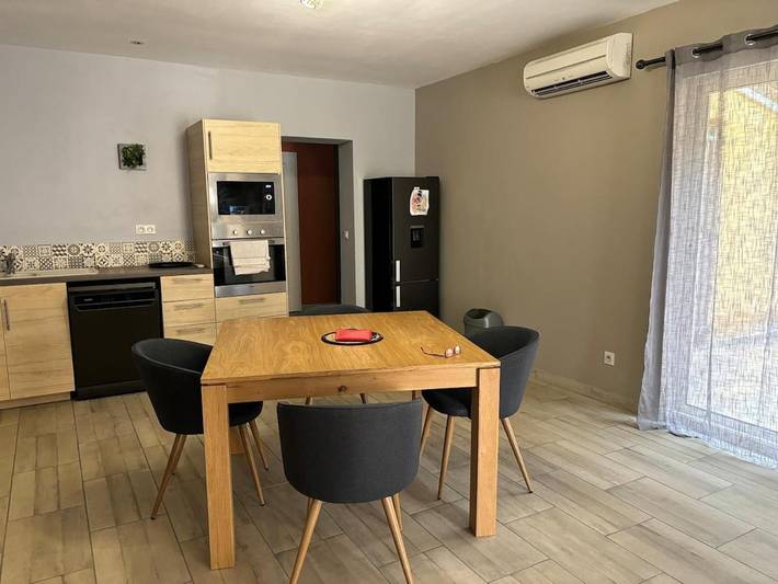 Gîte pour 6 personnes, avec terrasse ainsi que vue et piscine à Méounes-lès-Montrieux