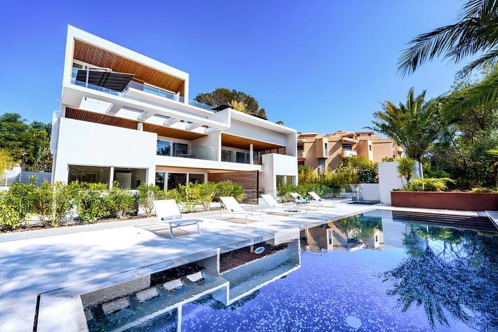 Gîte pour 4 personnes, avec piscine et terrasse ainsi que jacuzzi et jardin