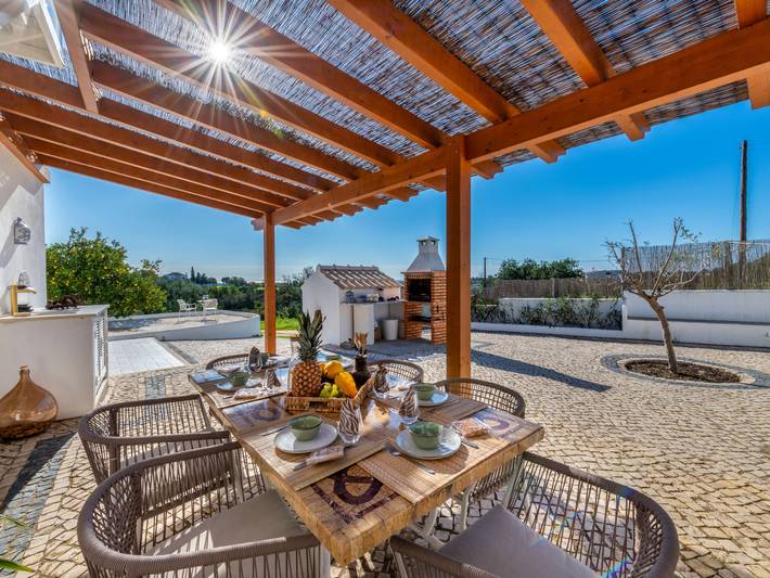 Location de vacances pour 6 personnes, avec vue ainsi que jardin et terrasse à Porches - 3