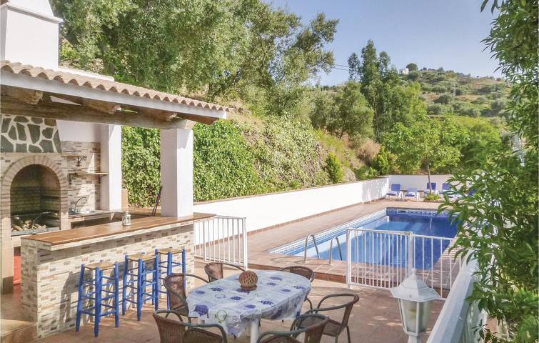 Appartement spacieux avec terrasse, piscine et parking in Sayalonga, Cordillera Penibética