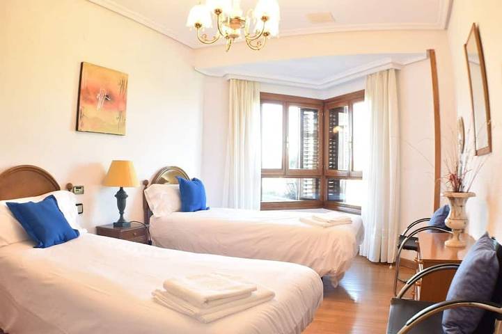 Quiet, fully furnished house with a pool, barbecue, and large garden in Olite, Navarra Province