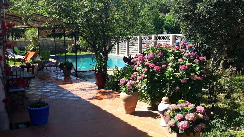 Chambre d’hôte pour 2 personnes, avec Terrasse et Jardin ainsi que Piscine et Vue