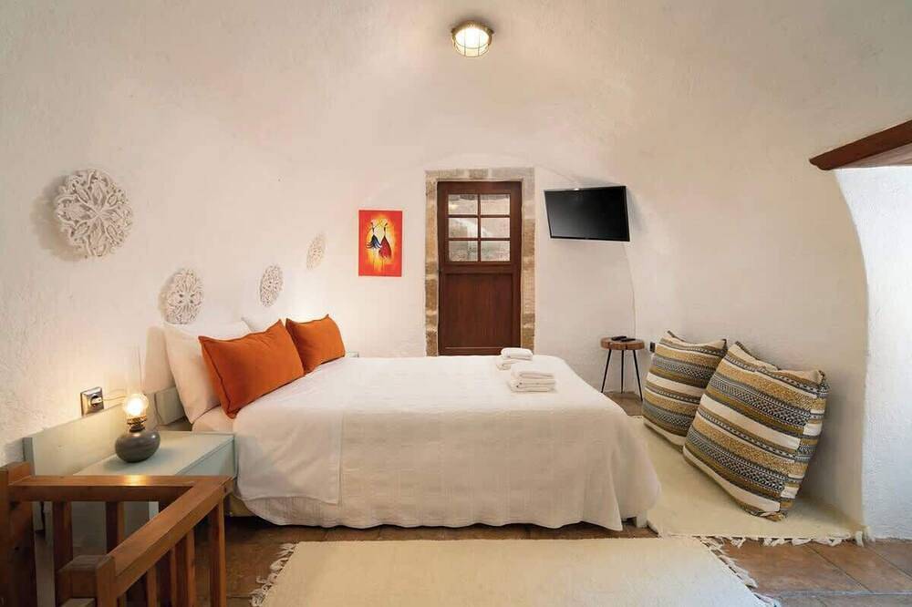 Menexes Suites Castellano Suite Private Courtyard in Monemvasia, Peloponnes